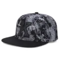 Primer plano de gorra de béisbol plana hip hop con bordado K y patrón en blanco y negro. - Ajustable / Gorra gris de visera plana - Letra K