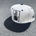 Gorra de béisbol plana hip hop unisex en blanco y negro con bordado de huella de mano. - Ajustable / Visera plana blanca [palma negra]
