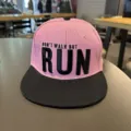 Gorra de béisbol hip-hop rosa y negra con visera plana y bordado elegante para estilo urbano. - Ajustable / Visera negra corona rosa [visera plana RUN]