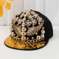Cappellino da baseball hip hop con visiera piatta e decorazioni dorate per look streetwear. - Ala