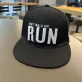 Gorra de béisbol hip hop de ala plana negra con bordado blanco sombrero streetwear para hombre y mujer - Ajustable / Negro [visera plana RUN]
