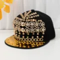 Cappellino da baseball nero con visiera piatta, borchie, stelle e catene dorate. - A stella