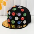 Cappellino piatto nero con strass colorati e visiera dorata lucida alla moda. - Arcobaleno