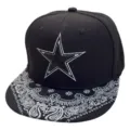 Vista detallada de gorra hip-hop negra con bordado de estrella y visera paisley. - Ajustable / Estrella de cinco puntas 3D - Negro