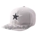 Primer plano de gorra hip-hop gris con visera plana, estrella bordada y motivo de cachemira. - Ajustable / Estrella de cinco puntas 3D - Gris