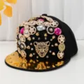 Modisch berretto da baseball nero con testa di pantera dorata, borchie e strass. - Testa di leopardo con perline rosse