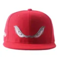 Gorra de beisbol plana roja hiphop con bordado de ojos enojados y detalle de logotipo lateral. - Ajustable / Expresión feroz - rojo
