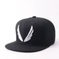 Gorra snapback hip hop negra con bordado de alas blancas para streetwear y uso diario. - Ajustable / Alas - negro con visera plana