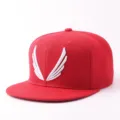 Gorra de béisbol plana roja con elegante logotipo de alas bordadas blancas para estilo. - Ajustable / Alas - rojo con visera plana