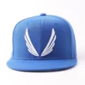 Gorra snapback azul con alas bordadas, elegante gorra de hip-hop streetwear para hombre y mujer. - Ajustable / Alas - azul con visera plana