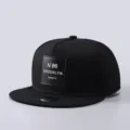 Gorra de hip hop negra con ala plana para hombre gorra de béisbol urbana con parche elegante. - Ajustable / Negro Sólido Etiqueta Negra
