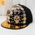 Cappellino da baseball nero con teschio dorato, borchie metalliche e bottoni barocchi. - Stile teschio 2