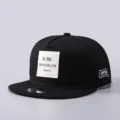 Sombrero hip hop negro de moda con ala plana, parche frontal genial y detalles bordados urbanos. - Ajustable / Negro Sólido Etiqueta Blanca
