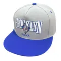Gorra de béisbol hip hop de ala plana gris y azul con elegante bordado de Brooklyn urbano. - Ajustable / Parte superior gris ala azul (Calcetines BROOKLYN) ala plana