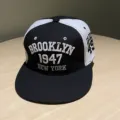 Gorra de béisbol hip-hop de ala plana negra y blanca con bordado Brooklyn variante. - Ajustable / Blanco y negro [1947] visera plana