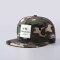 Gorra snapback de camuflaje para hombre, sombrero urbano elegante con visera plana. - Ajustable / Camuflaje Con Etiqueta de Cuero Blanco