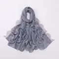 Dettaglio sciarpa chiffon con delicato bordo in pizzo ciglia e morbida trama traspirante. - Grigio