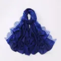 Sciarpa in chiffon blu da donna, hijab leggero e traspirante con elegante bordo in pizzo. - Blu