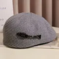 Casquette plate en tricot gris avec boucle en métal, béret élégant et stylé pour femme. - Taille Unique (55-59cm) Ajustable / Gris