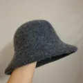 Verdikte wolmix vissershoed detailweergave, warme pluizige winterhoed voor dames dagelijks gebruik. - Gemêleerd grijs met marineblauw