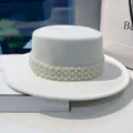 Élégant chapeau plat en laine blanche décoré de chaînes de perles multiples pour femmes. - M (56-58cm) / Blanc