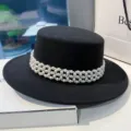 Chapeau plat en feutre de laine noir orne d'un elegant bracelet de perles multicouches. - M (56-58cm) / Noir