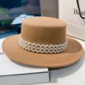 Chapeau plat en laine kaki élégant avec chaîne de perles vintage couvre-chef d'hiver. - M (56-58cm) / Kaki