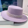 Elegante cappello piatto in feltro di lana viola decorato con catena di perle multiple. - M（56-58cm） / Viola chiaro