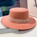 Elegante cappello piatto in feltro di lana rosa con fascia di perle multi-filo, stile vintage. - M（56-58cm） / Arancio Rosato
