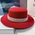 Cappello piatto rosso in lana con catena di perle multistrato, stile vintage britannico. - M（56-58cm） / Rosso