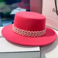 Cappello piatto di lana rosa con catena di perle multistrato, variante cappello donna - M（56-58cm） / Rosso rosa