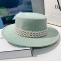 Elegante cappello piatto in lana verde chiaro con splendida fascia di perle multistrato. - M（56-58cm） / Verde menta