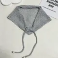 Vista detallada del pañuelo triangular de punto gris con cordones decorativos de madera - 84x30cm / Gris