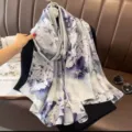 Eleganter Seidenschal mit lila Blumenmuster und Satin-Finish für stilvolle Damen - Duft unter dem Mond / Große Größe