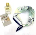 Vue détaillée d'un foulard en soie florale tendance avec élégante boucle aimantée en perle. - KK-8