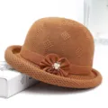 Élégant chapeau cloche tricoté marron pour femme, bob casual avec décor de perles. - M (56-58cm) / Couleur caramel