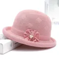 Chapeau bob en tricot rose, cloche élégant pour femme avec fleur de perle pour le printemps - M (56-58cm) / Rose