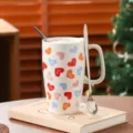 Charmante keramische koffiemok met kleurrijk hartjespatroon en lepel, gedetailleerd thuisgebruik. - 600ml / Hart (Met Deksel & Lepel)