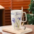 Grote keramische koffiemok met blauw iris bloemmotief, elegante beker voor thuis en kantoor. - 600ml / Iris (Met Deksel & Lepel)