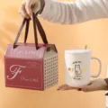 Keramik Kaffeetasse mit Deckel und Löffel sowie Geschenkbox, süßes Katzen Design für Büro. - Mit Deckel Löffel Kleine Geschenkbox / Weiß