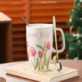 Gedetailleerd overzicht van een hoge keramische mok met tulpenelementen en lepel. - 600ml / Tulp (Met Deksel & Lepel)