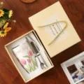 Set tazza ceramica con cucchiaio e cannuccia, motivo tulipano, ideale per la colazione e il caffè. - 600ml / Tulipano + confezione regalo