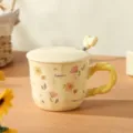 Keramikbecher Detail mit romantischem Blumenmuster, süßem Schleifenlöffel und passendem Deckel. - Gelbe Tasse mit Deckel & Löffel