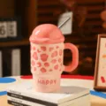 Süße rosa Keramik Tasse mit Deckel und Strohhalm, abstraktes Muster, ideal für Kaffee und Wasser. - 550ml / Rosa