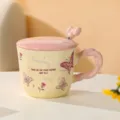 Keramiktasse Detail mit Schmetterling Muster, rosa Henkel und passendem Schleife Löffel. - Becher + Deckel + Löffel / Rosa