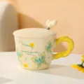Keramiktasse Detail mit Schmetterling Muster, gelbem Griff, Deckel und Schleifen Löffel. - Becher + Deckel + Löffel / Gelb