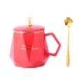 Rote Keramik Kaffeetasse mit Deckel und Goldloeffel, facettiertes Design fuer Geschenk - Tasse + Kronendeckel + Kirschblütenlöffel + Geschenkbox / Hellrot