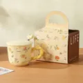 Schicke Keramiktasse mit Deckel Löffel und Geschenkbox süßes Blumen Design Kaffeetasse Geschenk. - Gelbe Tasse mit Deckel & Löffel + Tragbare Geschenkbox