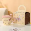 Suesses Schmetterlings Keramik Tasse mit Loffel und Geschenkbox fur Kaffee und Milch im Alltag - Tasse + Deckel + Löffel + Geschenkbox / Rosa