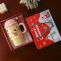 Süße Weihnachtskeramiktasse mit Deckel und Strohhalm, große Wassertasse als Geschenk. - 550ml / 550 ML [Rosa Weihnachtsbecher]